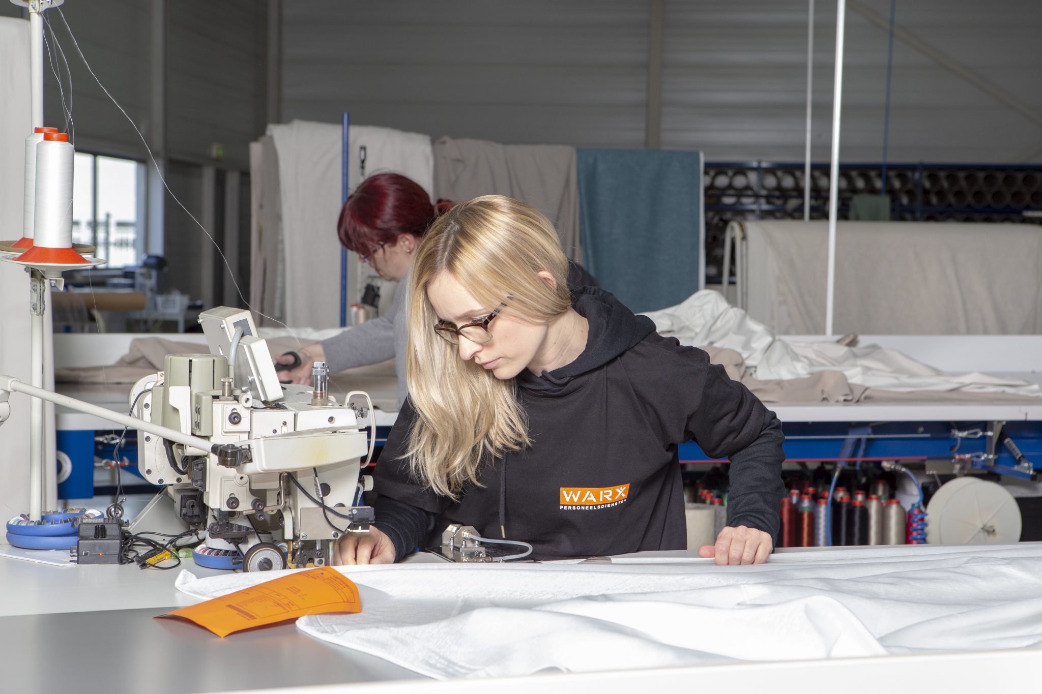Poolse medewerker, vrouw, werkzaam in Nederland, gordijnen naaien