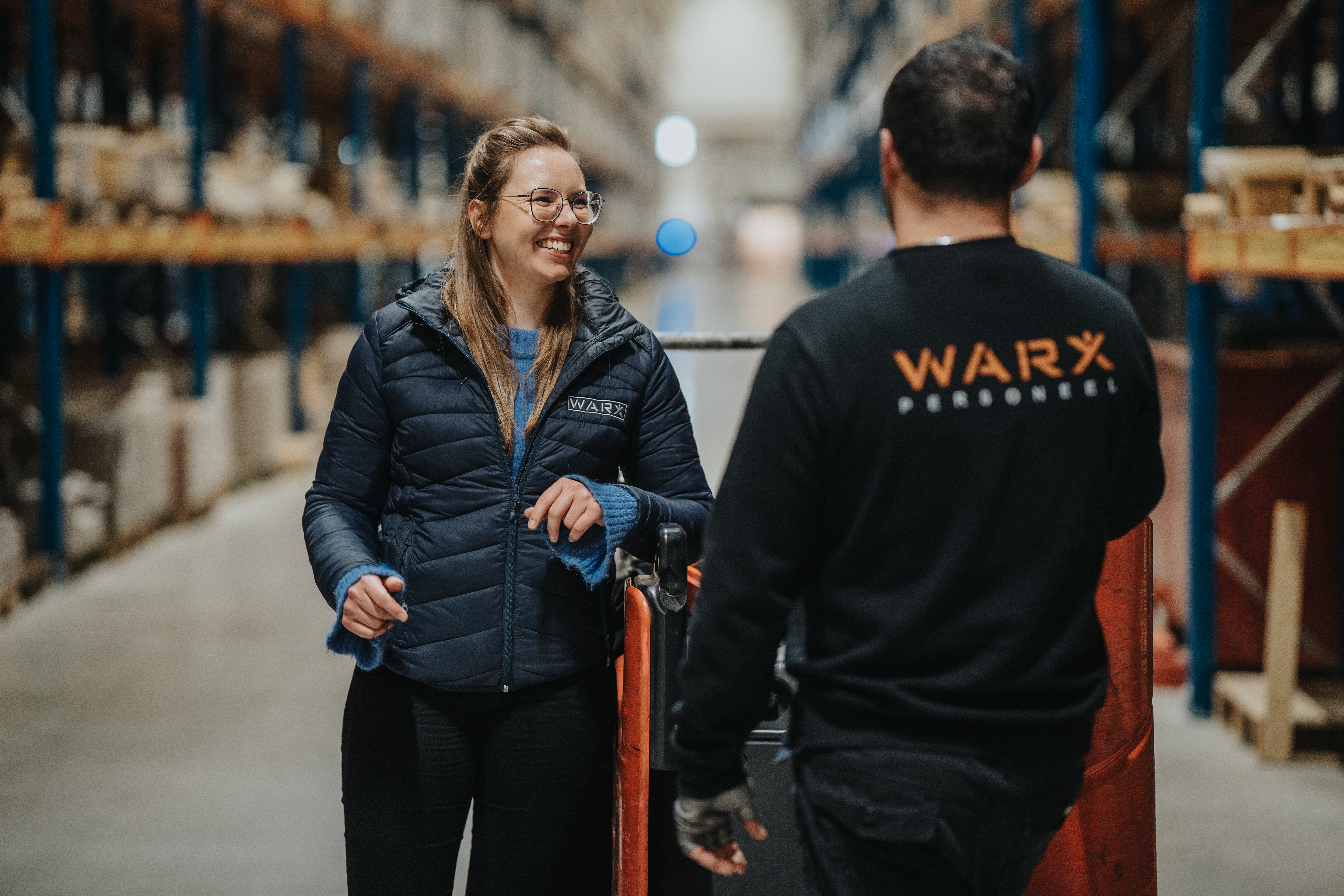 Poolse magazijnmedewerker met coördinator/jobcoach van Warx