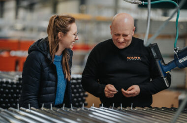 Poolse productiemedewerker werkzaam in Nederland, met begeleiding door coördinator/jobcoach