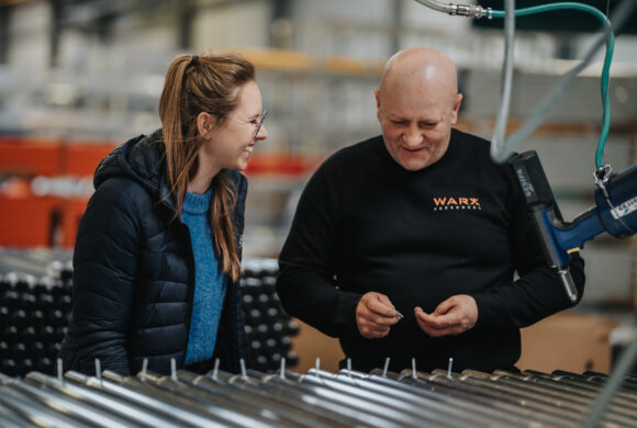 Poolse productiemedewerker werkzaam in Nederland, met begeleiding door coördinator/jobcoach