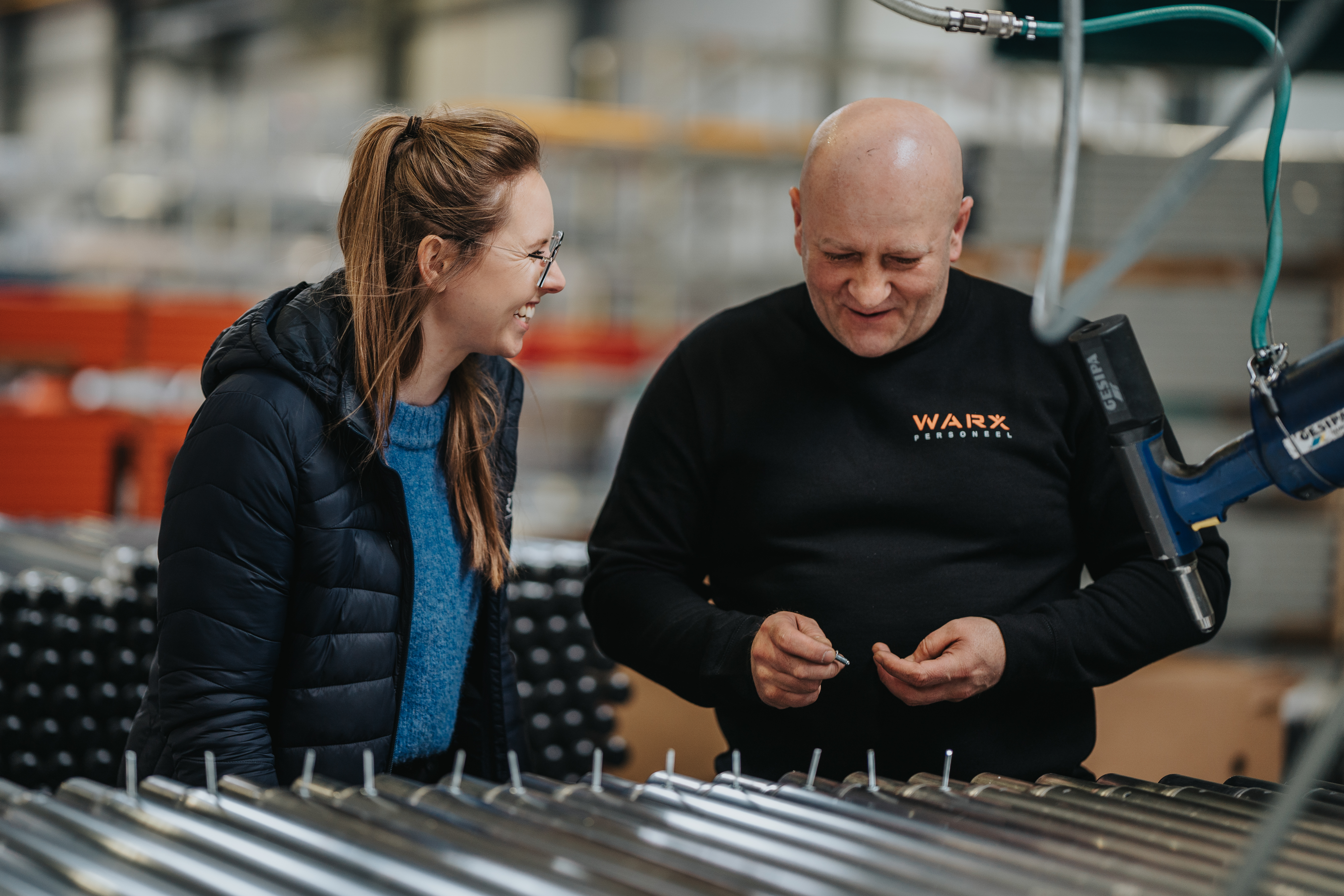 Poolse productiemedewerker werkzaam in Nederland, met begeleiding door coördinator/jobcoach