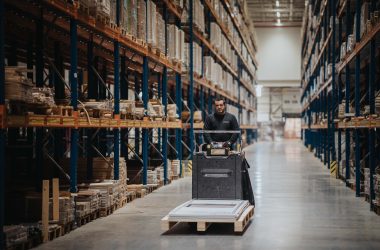 Poolse magazijnmedewerker met heftruck in Nederlands magazijn
